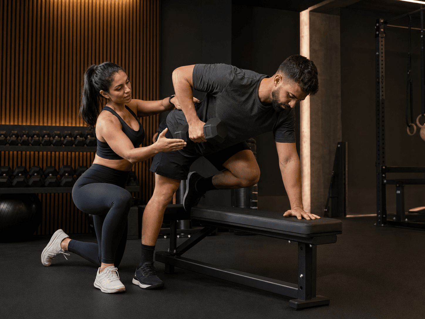 Personal trainer orientando um aluno durante o treino